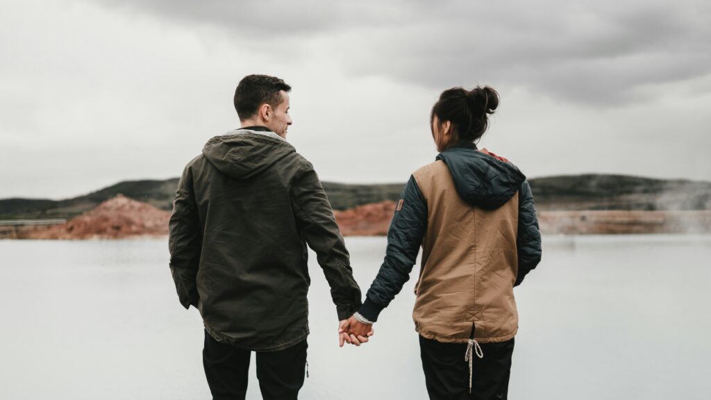 Foto Blog Versöhnung - Ein Paar steht an einem See und hält sich an den Händen