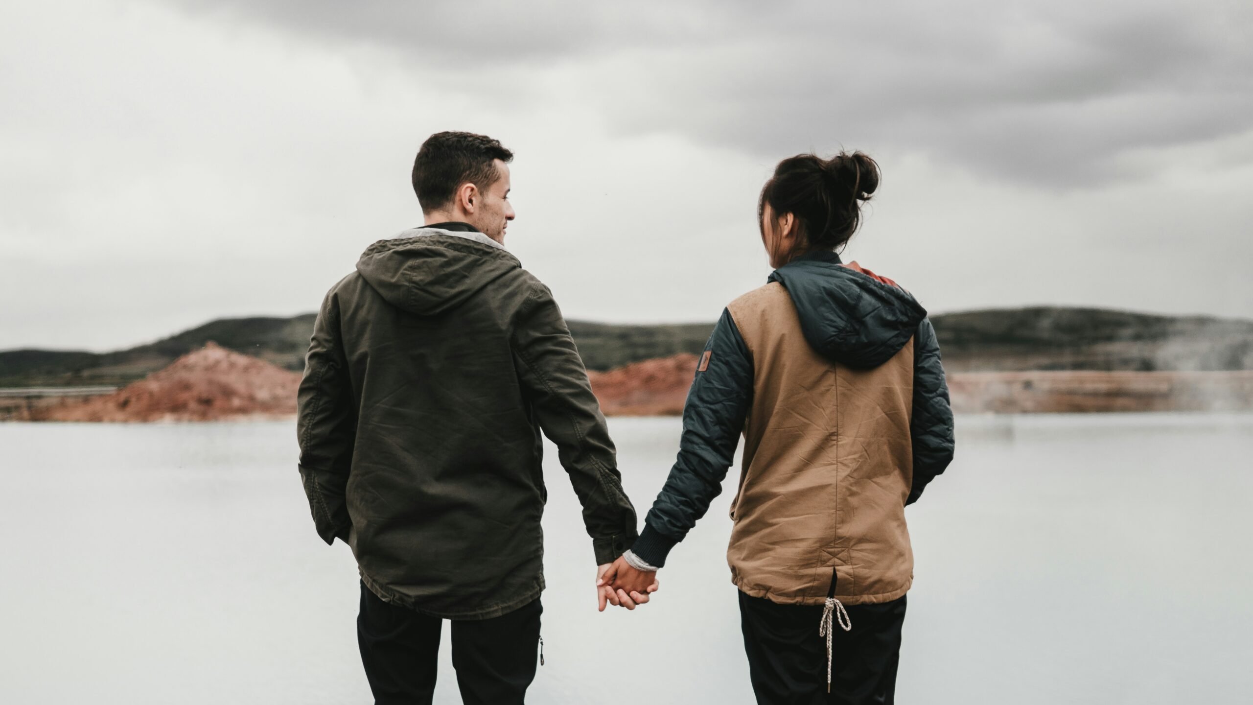 Foto Blog Versöhnung - Ein Paar steht an einem See und hält sich an den Händen