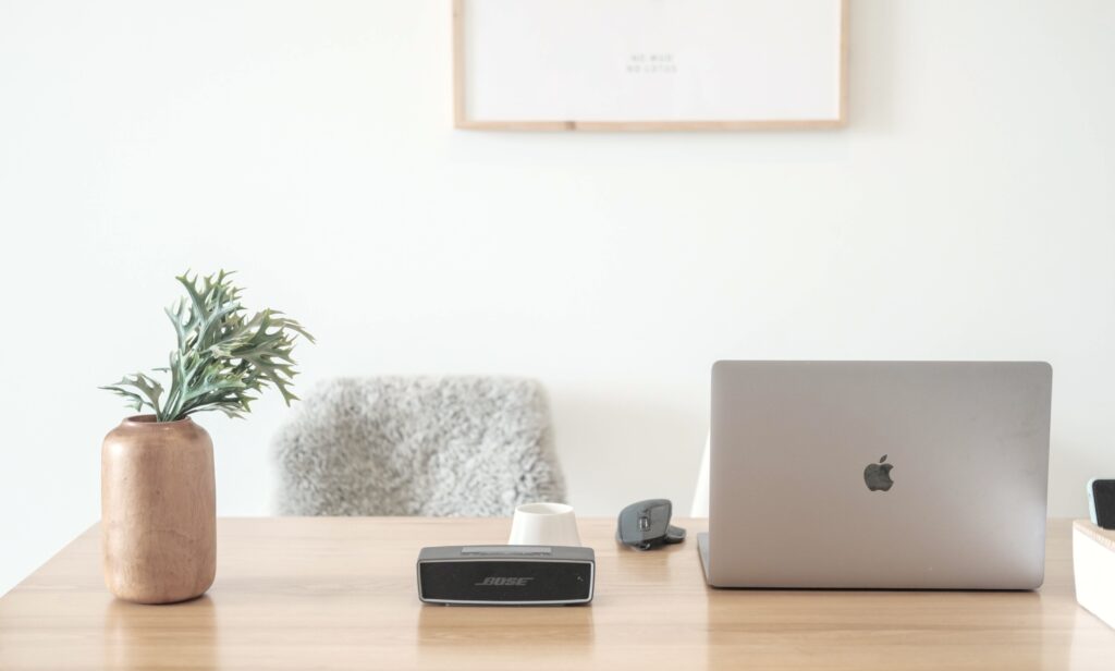 Foto Seite Blog: Schreibtisch aus Holz mit Laptop und Vase