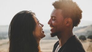 Foto Blog Intimität: Zwei Gesichter, die sich bei Sonnenuntergang anlachen